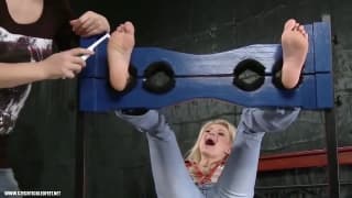 Fetichismo de pés entre duas belas loiras