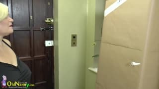 Uma boneca de plástico lésbica que ganha vida Uma boneca de plástico lésbica que ganha vida