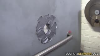 Casey Cumz chupando um pau preto anônimo!