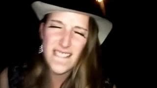 Ele a conhece no clube e a fode nas traseiras Ele a conhece no clube e a fode nas traseiras