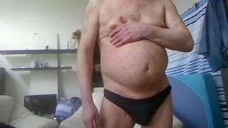 Este homem maduro quer ser visto nu