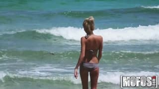 Um bom boquete num caralho enorme depois da praia