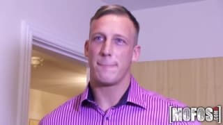 Jovem gostosa se exibe em vídeo antes de chupar Jovem gostosa se exibe em vídeo antes de chupar