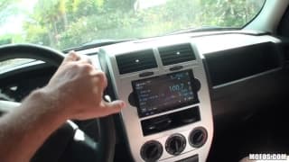 Dani Desire chupa seu pau no carro