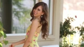 Linda princesa se masturbando e acariciando