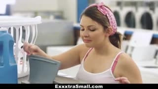 Morena transando muito bem na lavanderia Morena transando muito bem na lavanderia