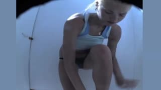 É gravada secretamente mudando na praia