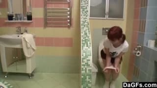 Lésbicas se lambendo na banheira de hidromassagem