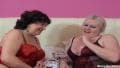 Sexo a três com duas avós muito taradas partilhando um negrão!