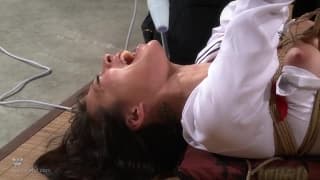 Nyssa Nevers tem orgasmos em cena BDSM Nyssa Nevers tem orgasmos em cena BDSM