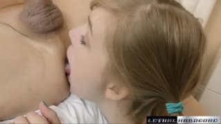 Cona cabeluda de puta loira sendo fodida com força e chupando o ânus Cona cabeluda de puta loira sendo fodida com força e chupando o ânus
