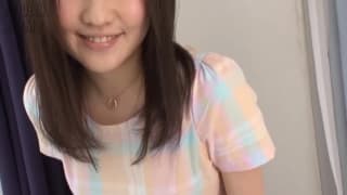 Asiática novinha pacata exibe a sua buceta pelada