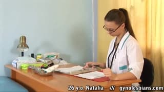 Uma ginecologista que fode a paciente com strapon! Uma ginecologista que fode a paciente com strapon!