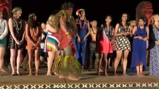 Ela se masturba e ele observa o orgasmo