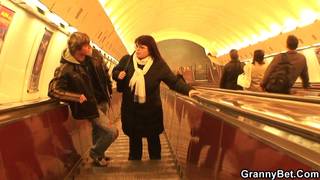 Um jovem conquistando uma gorda madura