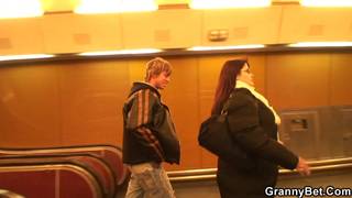 Vovó BBW consegue um pinto jovem na estação ferroviária