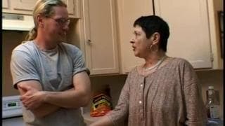 Esta senhora fica excitada por um jovem loiro