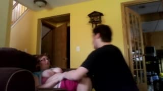 Este casal não tem muito tempo livre e goza!