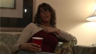 Uma Milf com uma cueca bem pequena!