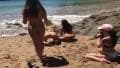Férias na praia com nudistas sexys que exibem seus atributos