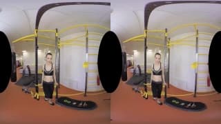 A vagabunda se masturba no ginásio para você