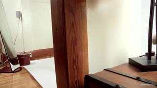 Brad pega em seu pau e bate punheta!