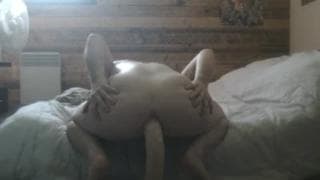 Este gay gosta de colocá-lo em seu cu apertado Este gay gosta de colocá-lo em seu cu apertado