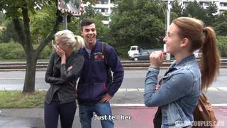 Essa sessão de sexo em grupo ocorre na sauna Essa sessão de sexo em grupo ocorre na sauna