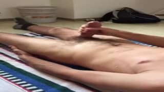 Ele fica no chão e se masturba sozinho