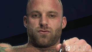 Cara tatuado musculoso enfia metal na rola! Cara tatuado musculoso enfia metal na rola!