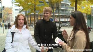 Safadas engatam sortudo para transarem a três Safadas engatam sortudo para transarem a três