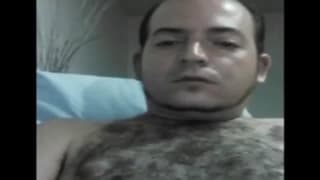 Uma cara cabeludo batendo punheta ! Uma cara cabeludo batendo punheta !