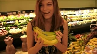 Duas mulheres nuas com belos corpos