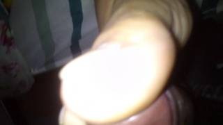 Gozando nos lindos pezinhos da esposa Gozando nos lindos pezinhos da esposa