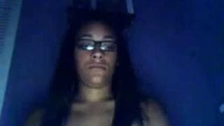 Mulher negra sozinha na frente da câmera Mulher negra sozinha na frente da câmera