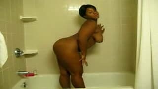 Uma BBW negra toma banho toda nua ! Uma BBW negra toma banho toda nua !