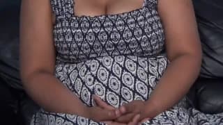 O cara levanta a saia e a masturba. O cara levanta a saia e a masturba.