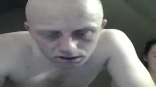 Um homem careca amamentando sua morena Um homem careca amamentando sua morena