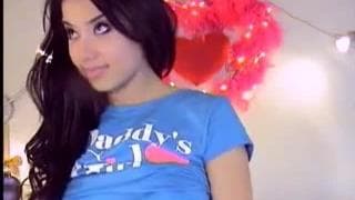 Morena quase virgem mostrando seus peitos Morena quase virgem mostrando seus peitos