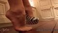 MILF morena se exibe e chupa seus pés de forma fetichista