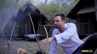 Uma índia o resgata e depois o fode