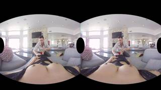 Ela recebe cunnilingus no Dia dos Namorados