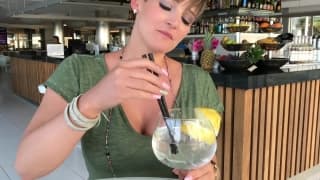 Uma milf britânica seduz com o corpo