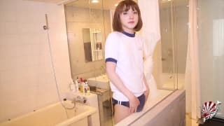 Doce moça asiática mostra sua parte traseira Doce moça asiática mostra sua parte traseira