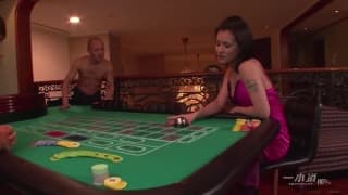 Maria Ozawa vai transar num trio sexual Maria Ozawa vai transar num trio sexual