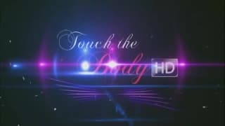 Despois da massagem, a garota asiática vai deslizar em seu pau duro