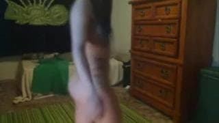 Pequena morena dançando para nós aqui Pequena morena dançando para nós aqui
