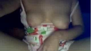Sozina acaricia o corpo à nossa frente Sozina acaricia o corpo à nossa frente