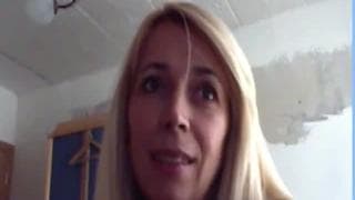 Loira se exibindo em um bate-papo por vídeo