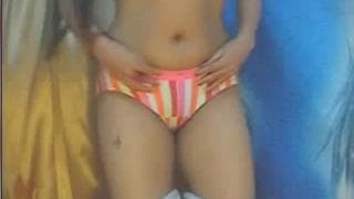 Puta morena tatuada exibindo-se nua Puta morena tatuada exibindo-se nua
